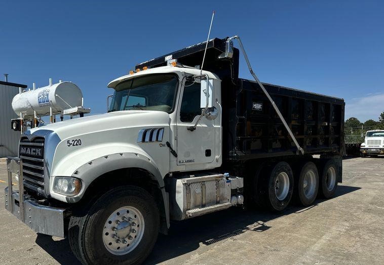 2018 Mack Granite GU713 dump truck